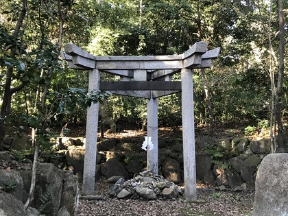三本足の鳥居がある神社